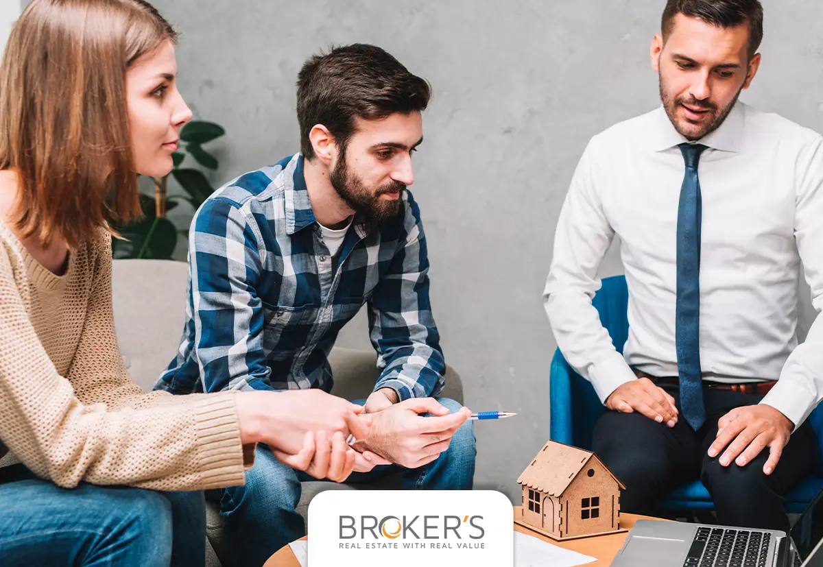 What is the Difference Between a Real Estate Agent and a Broker?